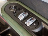 MINIのドアを閉めた時の重厚感は所有者様の満足度を高めてくれます。