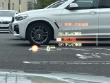 人気のヘッドアップディスプレイ!現在の車速、ナビゲーション・システムによるルート案内の矢印表示、チェック・コントロール、前車接近警告など、さまざまな情報をドライバーの視界内に直接表示いたします!