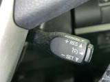 クルーズコントロール機能が付いています。 速度を設定するとアクセルを踏まなくても一定の速度で走ることができます。  高速道路ではとても便利な装置なんです。