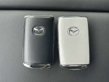バックやポケットに入れたままでもドアの開け閉めが可能なスマートキーを装備。