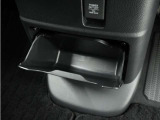 ◆センターロアボックス◆インパネ中央の下部には、ごみ箱としても使用する事ができるセンターロアボックスを装備しております。