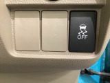 VSA装備車です。VSAはドライバーの操作と車の動きを見守っています。もし車の挙動が乱れたとき、4輪別々にブレーキをかけたり、エンジンパワーをしぼることによって車を安定させます。