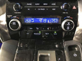 【オートエアコン】一度お好みの温度に設定すれば、車内の温度を検知し風量や温度を自動で調整。暑い&hellip;寒い&hellip;と何度もスイッチ操作をする必要はありません。快適な車内空間には必須の機能ですね♪