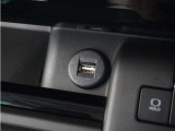 ◆USB接続端子◆スマホやiPodなどを接続して、いつもの音楽を車内でもお楽しみいただけます♪