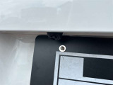 【バックカメラ】後退時に車両後方の映像をモニターに映す機能。目視できない死角を確認でき、衝突事故を防ぎます。駐車が苦手な方だけでなく全てのドライバーに必須の安全装備です。