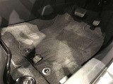 内装工程では、中古車を気持ちよくお乗りいただけるよう清掃しております。シートの洗浄はもちろん、ニオイの元となるフロアカーペットまで洗浄・消臭を実施。