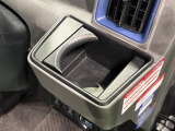 運転席側掘り込み式カップホルダー