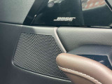 【BOSEサウンドシステム】を搭載しています。室内の反響率やシート生地など、全てを計算。その車種ごとにチューンナップされた専用音響空間です。