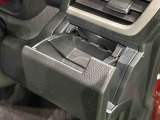 回転式カップホルダー(運転席)は角型パック,ペットボトルなどの丸型に対応。閉じればスマートフォン立てにも使用できます。