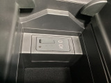 USBオーディオにも対応できる端子付きです。スマートフォンの充電ももちろんOK!アクセサリーソケットからも電源を確保できます!