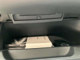 グローブボックス内にCD/DVDデッキが装着されています