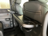 シートバックテーブルを装着しています!車内での軽食などに便利です!