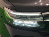 対象物が見やすく白く明るい光で夜間走行をサポートするフルLEDヘッドランプ(サイドビューランプ、クリアランスランプ、オートレベリング機能付き)を装備