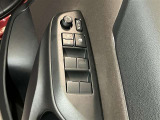 運転席側のフロントドアに全ドアのパワーウィンドウ開閉スイッチとウィンドウロックスイッチとドアロックスイッチと電動格納式ドアミラーの操作スイッチが有るので手元でミラー調整ができるので便利です。