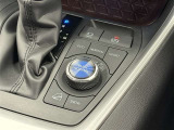 【電動パーキングブレーキ】条件を満たした場合に従来のパーキングボタンやレバーを引かなくてもパーキングに自動的に入り、発進状態の条件を満たした場合には自動でパーキングブレーキが解除されます