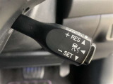 レーダークルーズコントロール(車速追従機能)付きです。車速に応じて追従支援してくれるので、ロングドライブも快適です。詳細は販売店スタッフまでおたずねください。