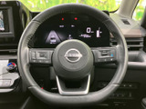握りやすく操作しやすいステアリング。快適なドライビングポジションを保ち、長時間の運転でも疲れにくい設計となっています。