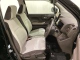 女性でも運転がしやすいように、シートの高さ調整機能(シートリフター)がついています。運転席と助手席の間が空いている為、助手席側への移動がスムーズです。交通量の多い道でも助手席側から乗り降りができます。