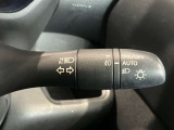 車外の明るさに応じでライトを点灯、消灯してくれるオートライト機能です☆お天気の良い昼間のトンネル走行などオートにしてると便利で安心です☆エンジン停止時にライトの消し忘れも無くなります☆