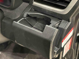 回転式カップホルダー(運転席)は角型パック,ペットボトルなどの丸型に対応。閉じればスマートフォン立てにも使用できます。