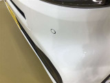 コーナーセンサーを車の前後に装備。障害物までの距離に応じて警告音を変えてお知らせ。縦列駐車時や駐車場・車庫などでの取り回しをサポートします。詳細は販売店スタッフまでおたずねください。