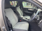 運転席シート廻りは使用感も少なく、良好な状態となっています。前オーナー様が丁寧に使っていたことがよくわかりますね。