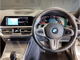 【ハンドル】ドライバーとBMW車の一体感がダイレクトに伝わるステアリングホイール。形状・太さへの拘りに加えて、操作性を高める為にスイッチ類も配置。クイックかつ安定のドライビングを体感下さい!