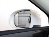 ドアミラーの鏡にはLEDが組み込まれており、車両両脇の後方から車両が接近した際には点滅して知らせることが可能です