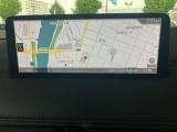 10.25インチの大きなディスプレイを、見やすいオンダッシュに配置。各種メディアの視聴やスマートフォンとの接続、別売SDを装着してナビゲーションの利用も可能です。