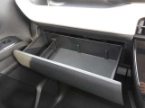 助手席前収納 ティッシュ箱も入ります
