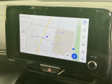 見やすい地図表示で、目的地までスムーズに案内。渋滞情報も確認でき、最適なルートを選択できます。運転の不安を軽減します。