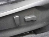安全運転は適切なシートポジションから。無段階調整可能な電動シートが、どんな方にもピッタリのシートポジションを実現します。
