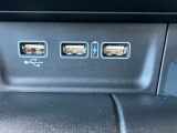 ナビとのUSB接続、充電ジャックも充実しています♪