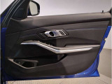 当社BMW認定中古車は全車保証付きでございます。また保証料金や整備費用はお見積書内の諸費用・税金に追加計上する事はございません。認定中古車保証付きのお支払総額でお見積りご依頼の上、他店とお比べください