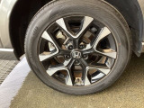 純正アルミホイールです。足元が引き立つので、車全体のイメージがアップしますよ!