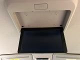 【12.8型フリップダウン】大画面モニターで後席でもエンタメをお楽しみいただけます。家族や友人とお出かけする機会が多い方に大人気です♪