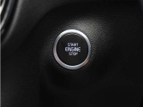ステアリングホイールの横にあるスタートボタンを使用して、車両を始動/オフにできます。