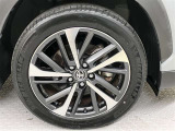 カッコイ〜純正アルミ。走っていてもこの存在感あり!!タイヤサイズは225/50R18