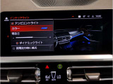 【ⅰドライブナビゲーション】文字情報も鮮明に表示する高解像度カラーディスプレイを採用。視認性に優れた地図デザインと特徴的な建造物を目印にした描写表示で現在位置を把握できます。地図データの更新も可能です
