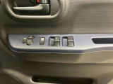 【運転席ドアスイッチ回り】パワーウィンドー[ロック機構]・電動格納式リモコンドアミラースイッチがまとまっているので操作しやすいです。
