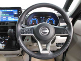 運転が楽しくなる明るく開放的な運転席まわりです。