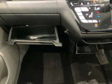 車検証入れになどにも使える便利な収納BOXあります。