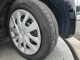 車両デザインに調和するホイールカバーを装備。タイヤの溝の状態もご確認ください。