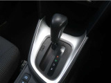 無段変速機(CVT)を搭載。有段変速機に存在する「変速ショック」が無いので、スムーズなアクセル操作が可能です♪