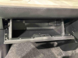 大きな荷物を収納できる、便利な助手席グローブボックス