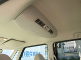 エアコンの涼しい風を素早く後席に届けるサーキュレーターつきです