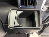 【運転席ドリンクホルダー】