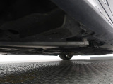 気になる中古車の下廻り。もちろん、納車時には整備スタッフによる点検を実施致しますので安心してご購入いただけます。