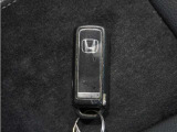 【スマートキー&プッシュエンジンスタート】ポケットやバックなどにキーを入れたまま探さなくてもロックの施錠、開錠、エンジンスタートも出来ます。