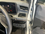 運転席側前部にドリンクホルダーあります♪運転中でも手が届きやすい位置にあって使い易いです♪